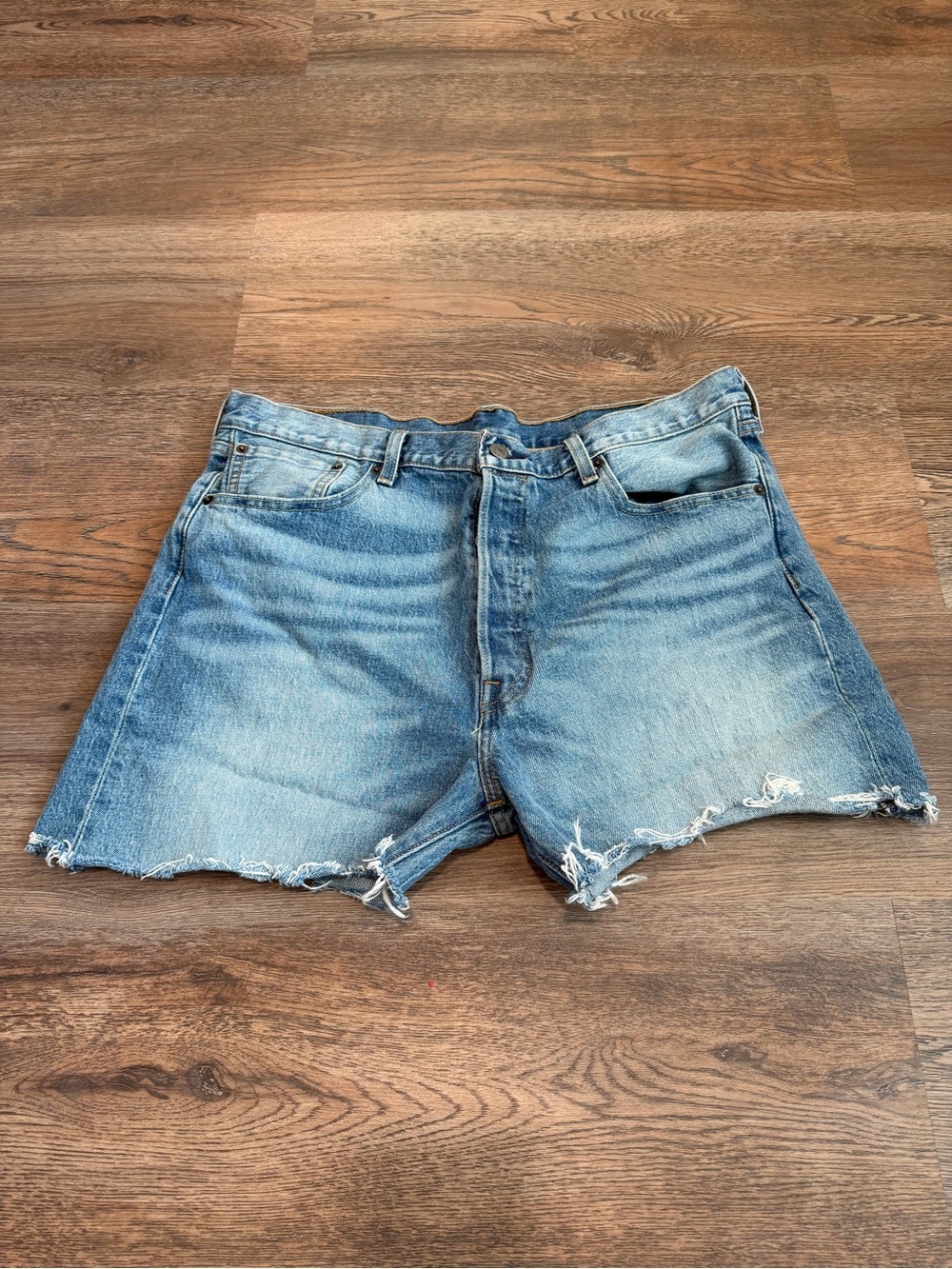 Vintage Levi’s 501 Cutoff Denim Shorts Medium Wash Raw Hem Size 36